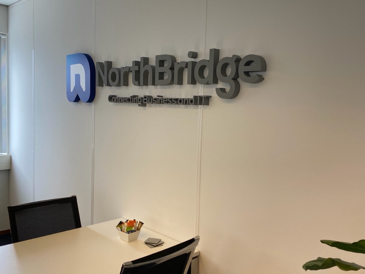 De NorthBridge-ontmoetingsruimte met spreektafel en woordmerk